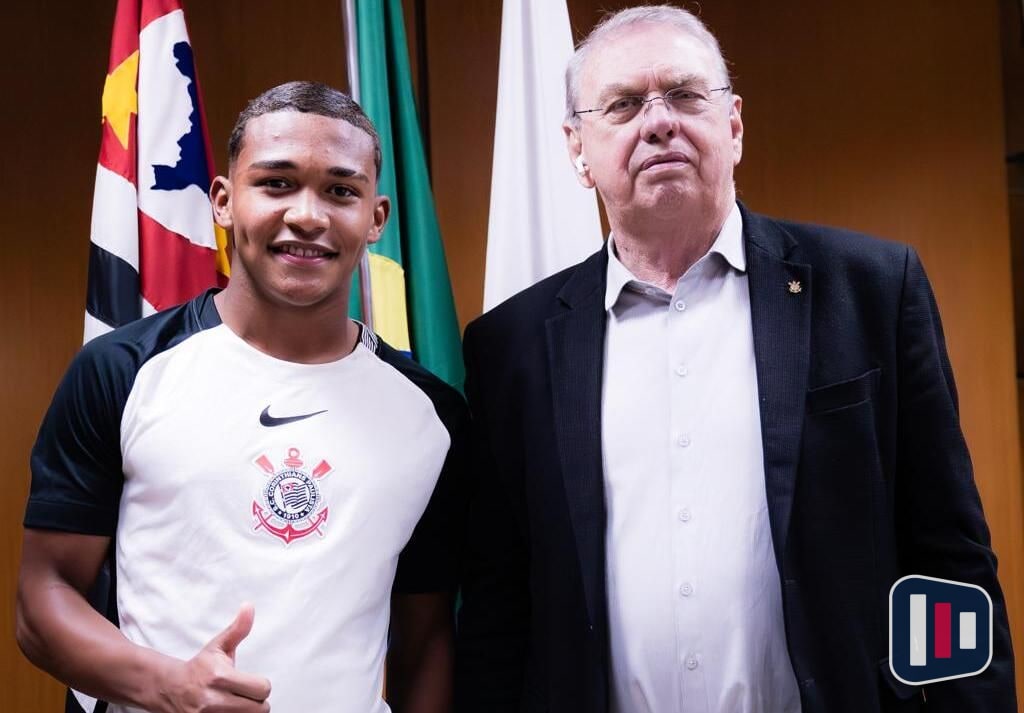 Léo Rodrigues assina seu primeiro contrato profissional com o Corinthians