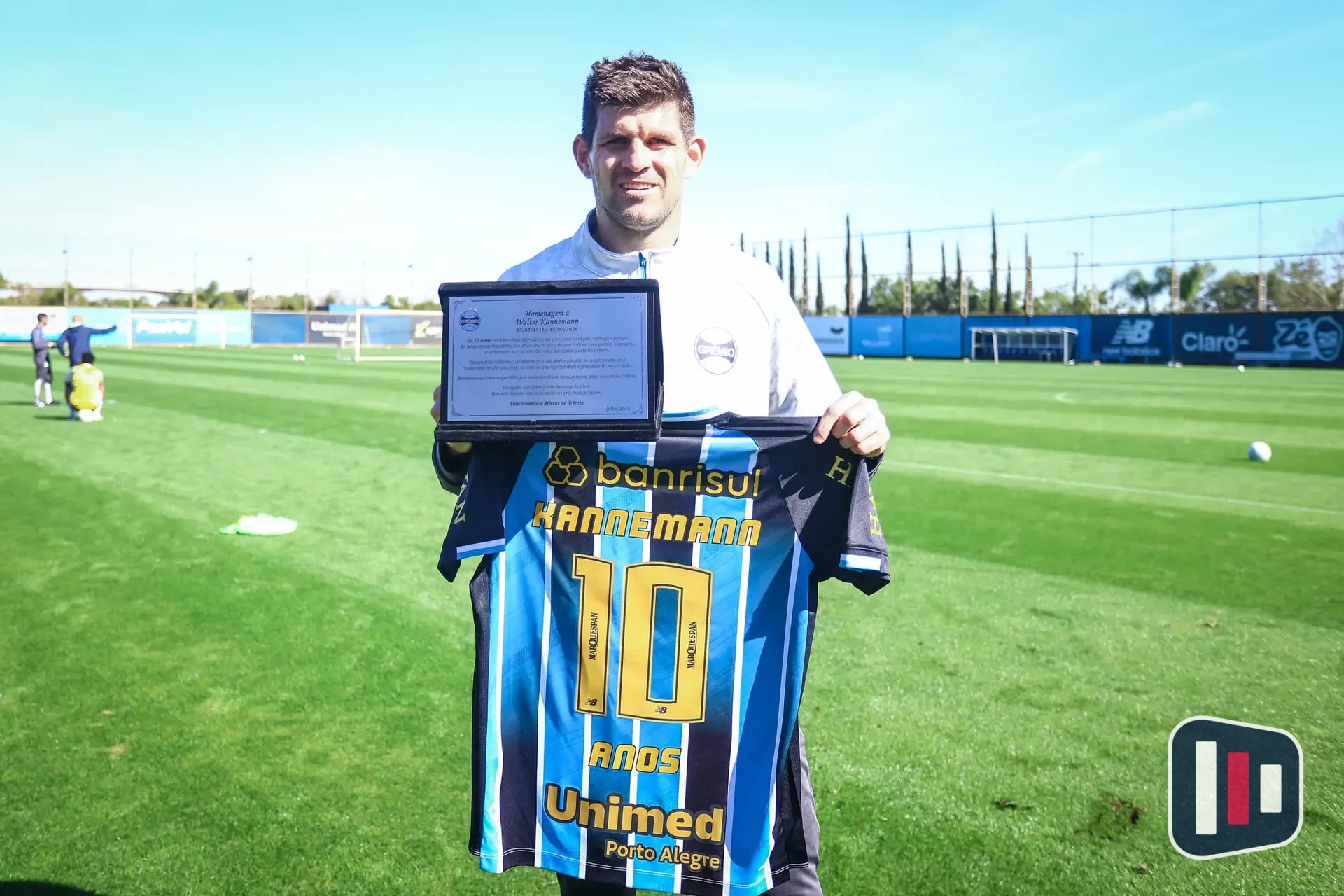 Walter Kannemann celebra 10 anos de Grêmio e recebe homenagem emocionante