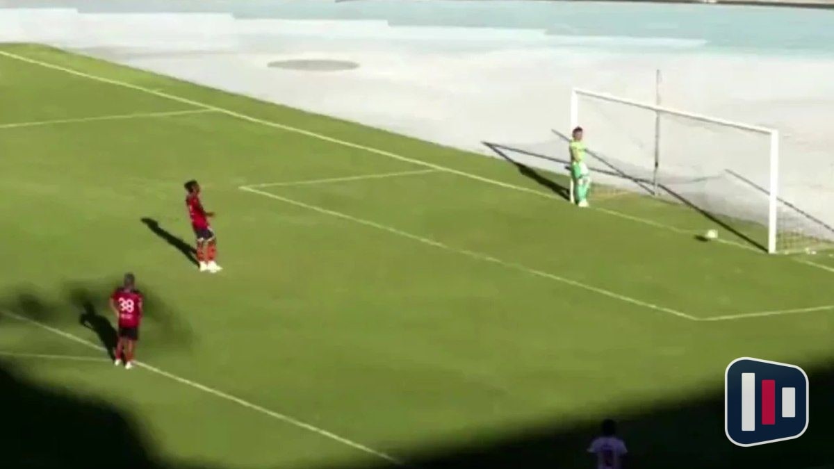 Goleiro protesta e se recusa a defender pênalti na Bolívia em jogo polêmico