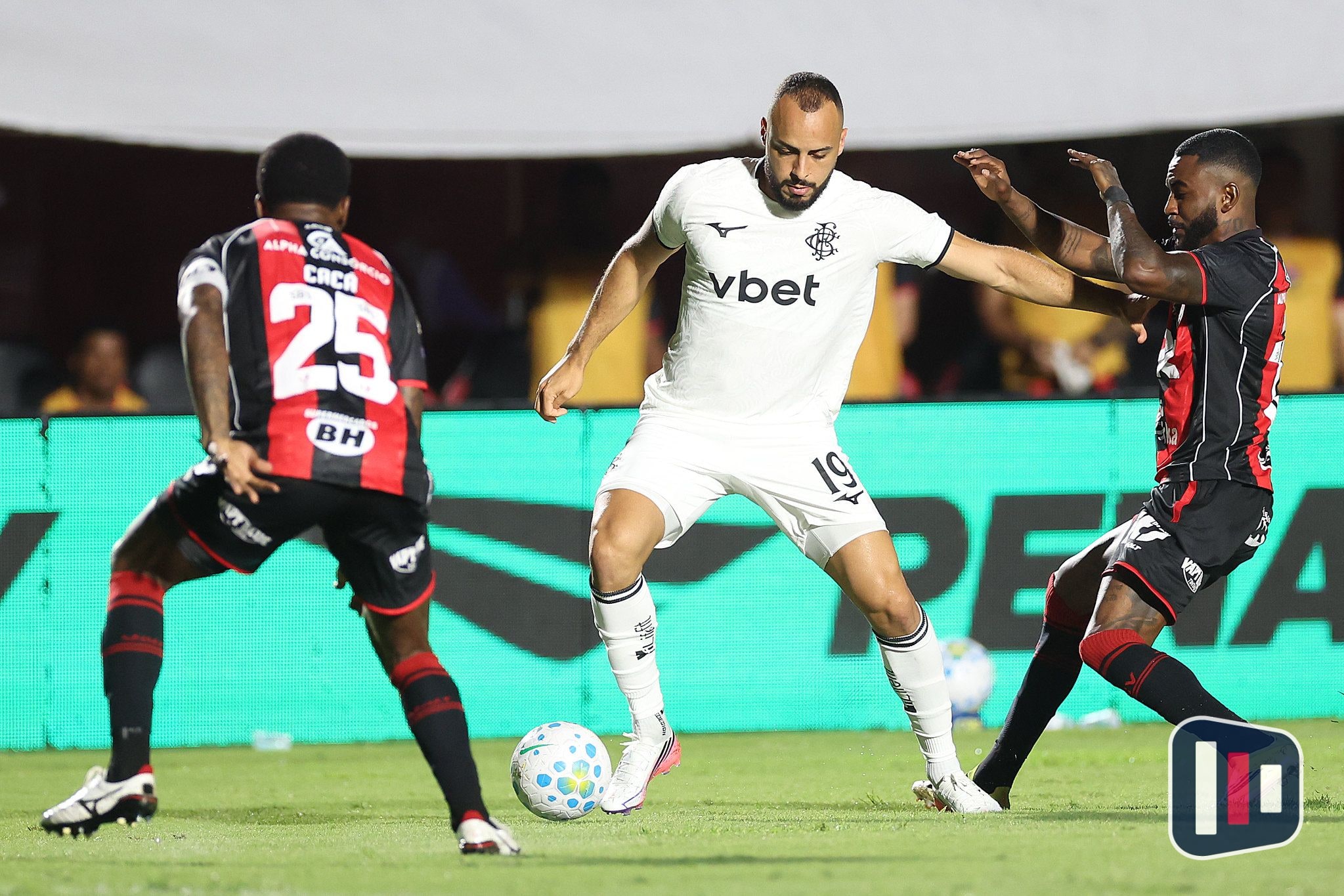 Vitória vence o Botafogo e se afasta da zona de rebaixamento no Brasileirão
