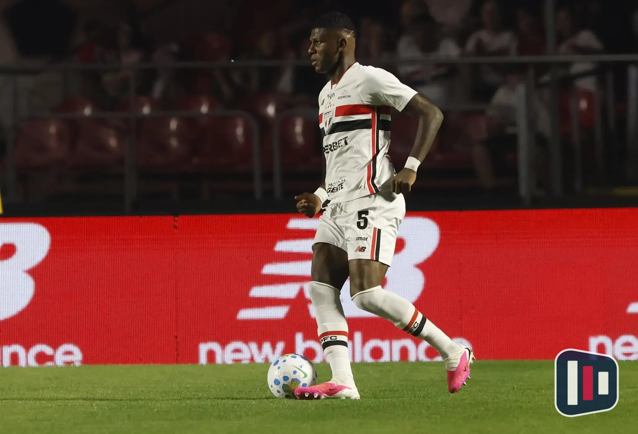 Arboleda supera polêmicas e vira capitão do São Paulo após afastamento