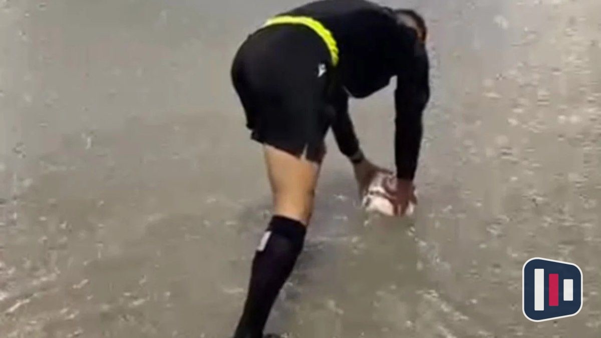 Árbitro testa gramado alagado e adia jogo na Espanha por chuva forte