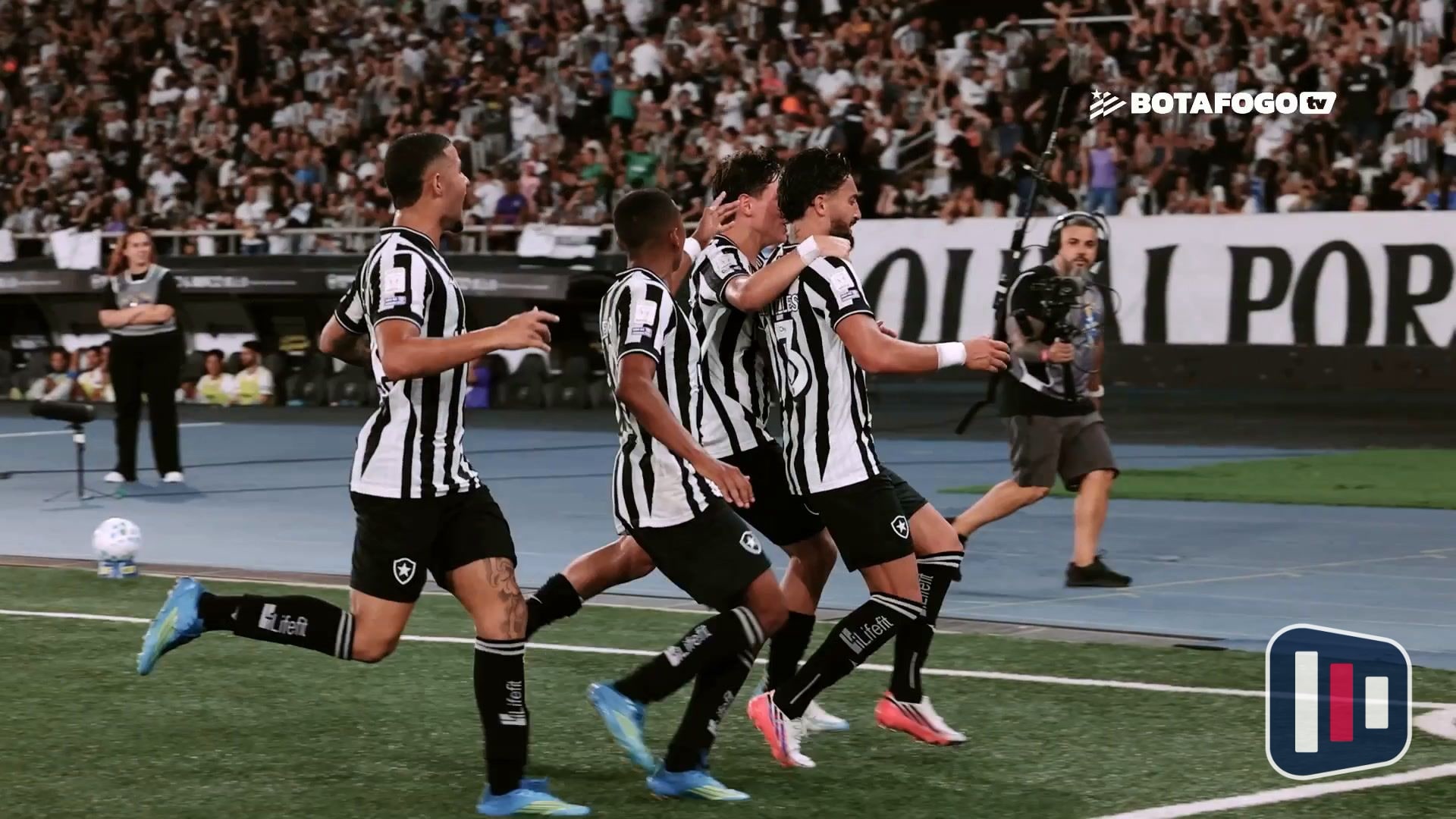 Alex Telles marca golaço de falta no Clássico Vovô entre Botafogo e Fluminense