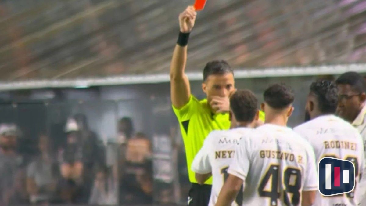 Cuca analisa expulsão de Neymar e destaca importância da calma para entender o caso