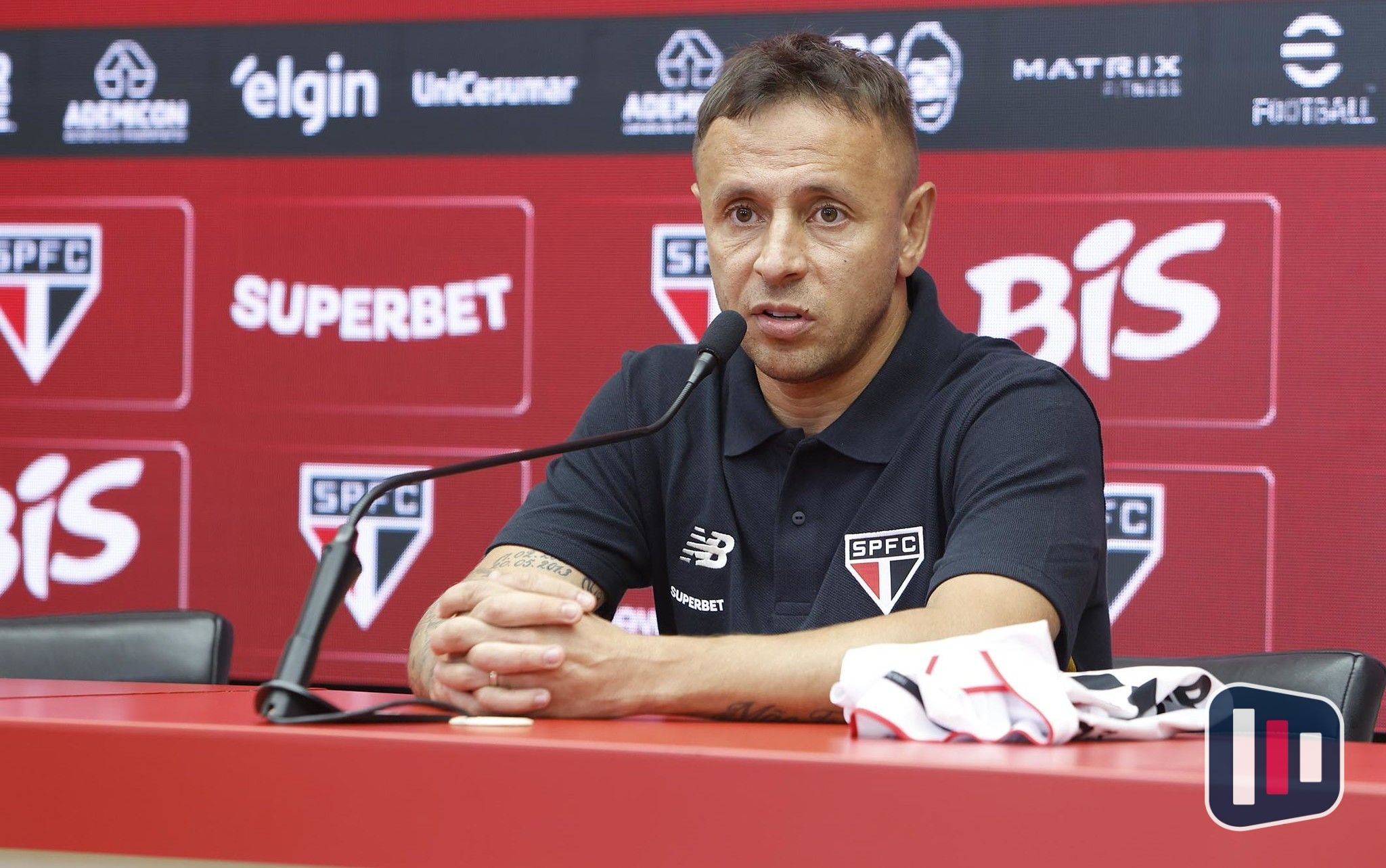 Rafinha, do São Paulo, é denunciado no STJD por ofensas a árbitro