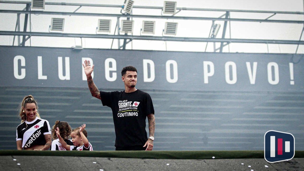 Torcida do Vasco protesta em São Januário contra Philippe Coutinho