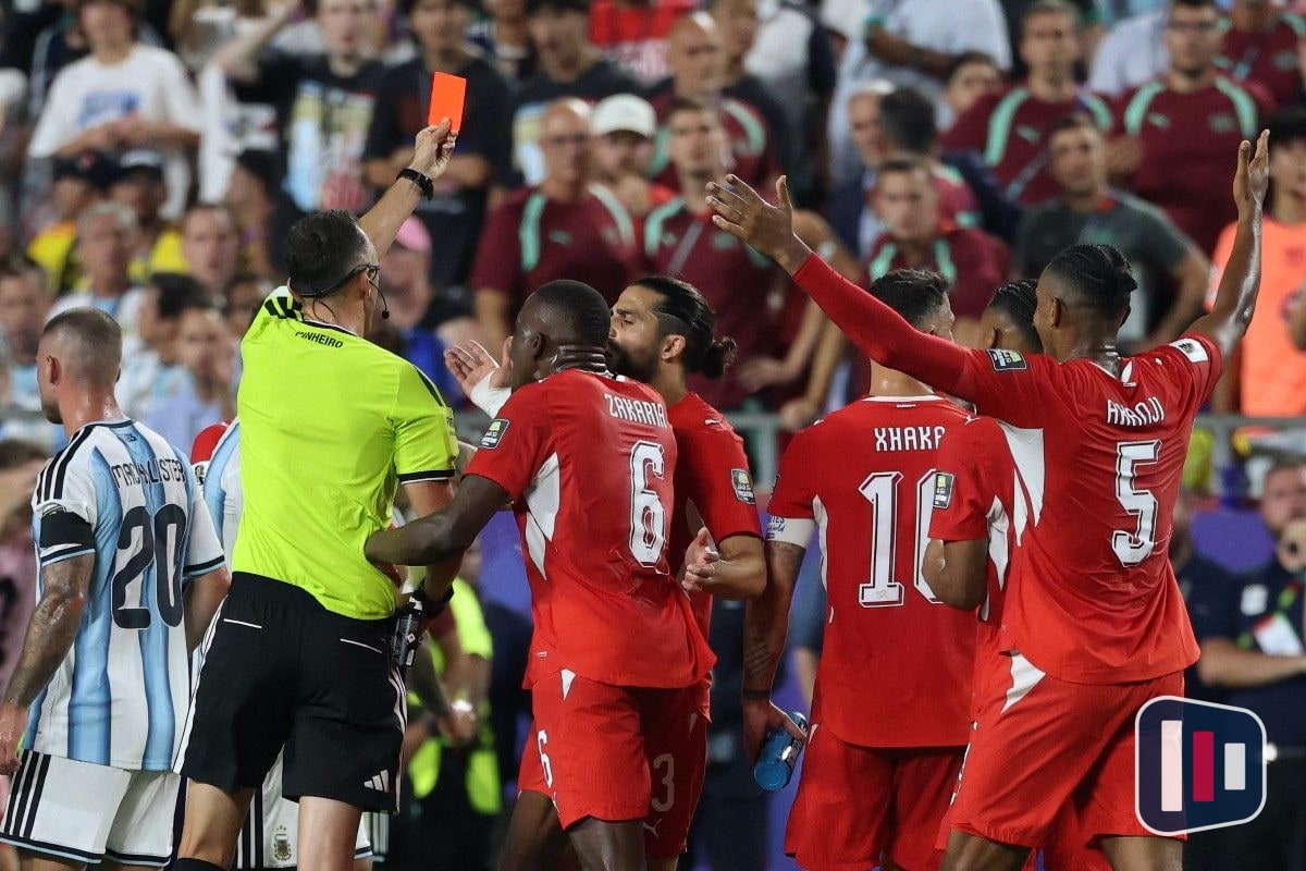 VAR anula falta e expulsa Embolo após simulação em Argentina x Suíça
