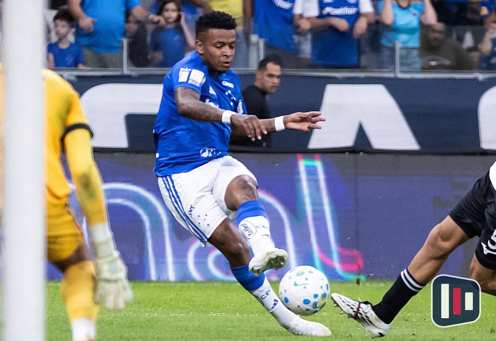 Cruzeiro confirma lesão na coxa de Sinisterra e período de recuperação incerto