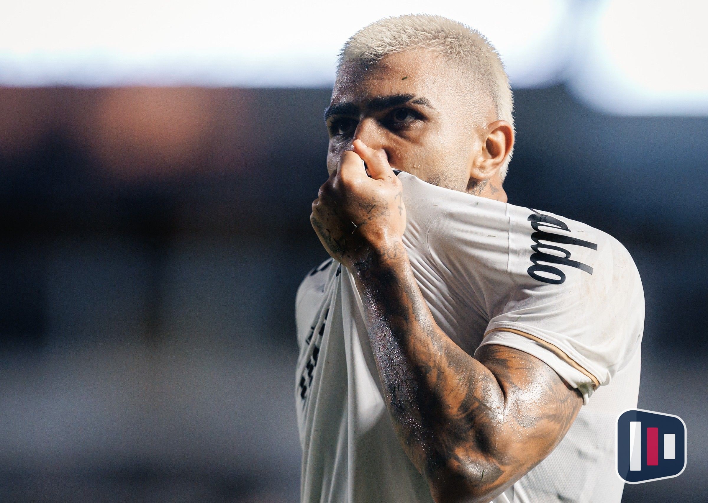 Gabigol alcança 100 gols pelo Santos em noite histórica na Vila Belmiro