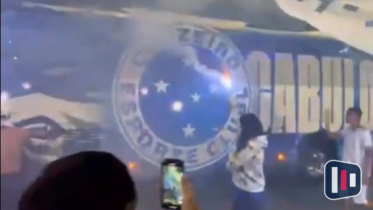 Torcida faz festa e acompanha embarque do Cruzeiro para decisão na Libertadores