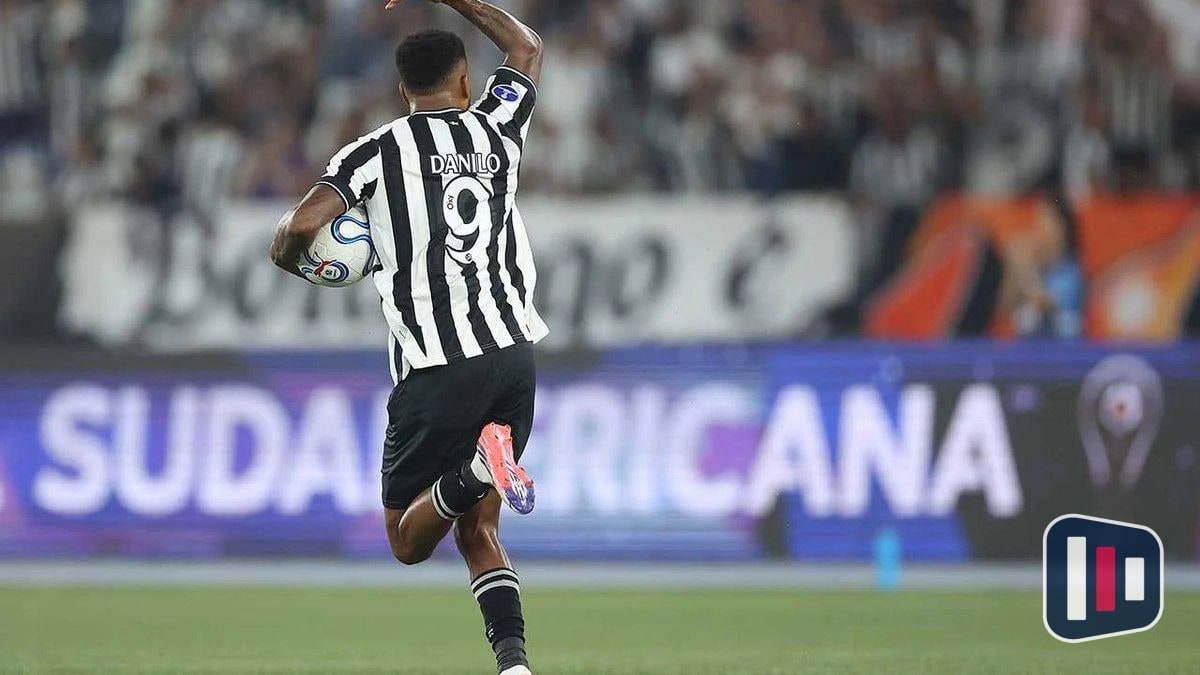 Centroavante do Botafogo cede camisa 9 a Tiquinho e emociona torcida