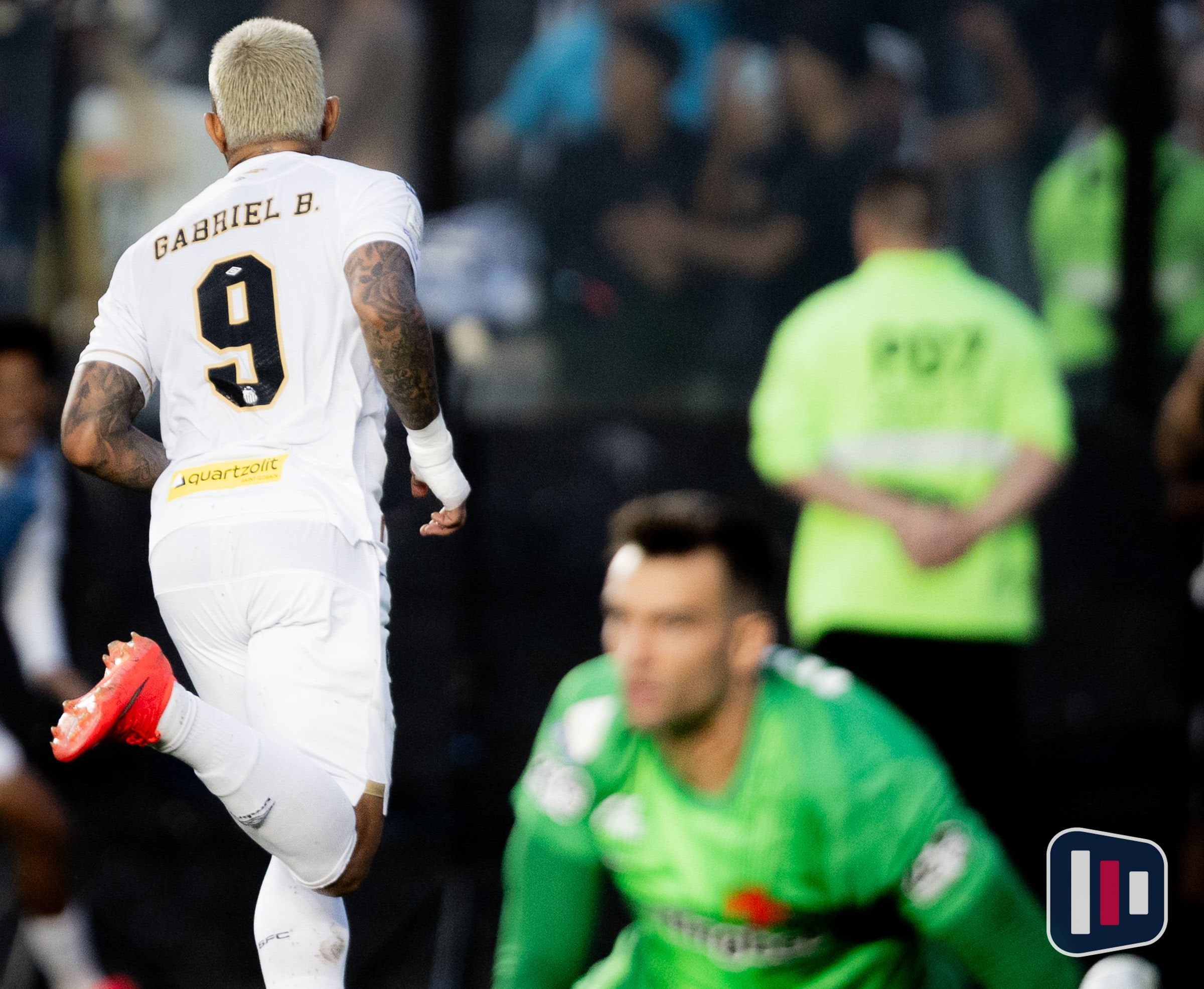 Gabigol e zagueiros brilham e aliviam pressão sobre o Santos no Brasileirão