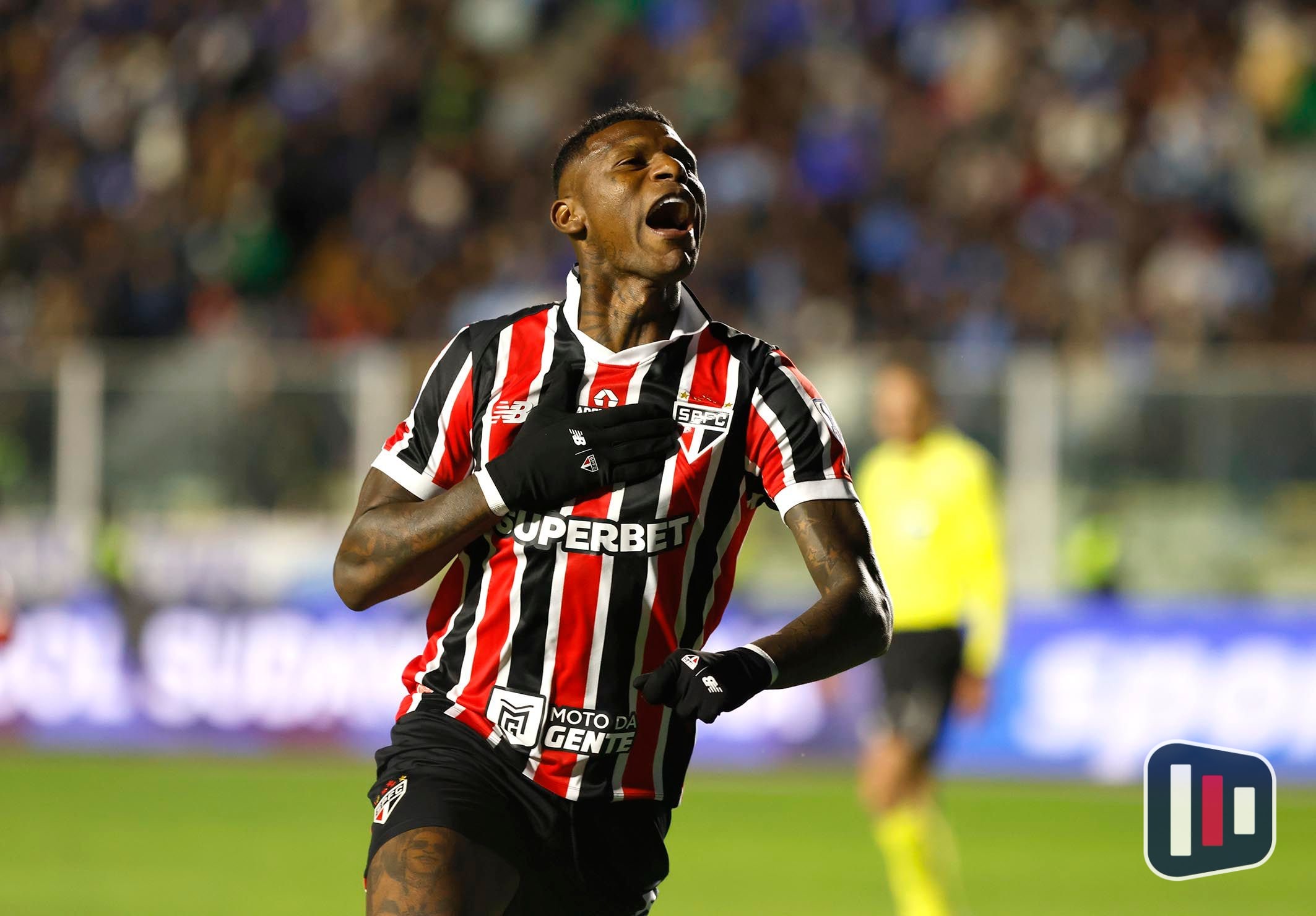 Arboleda reencontra a torcida do São Paulo no Morumbis após polêmica