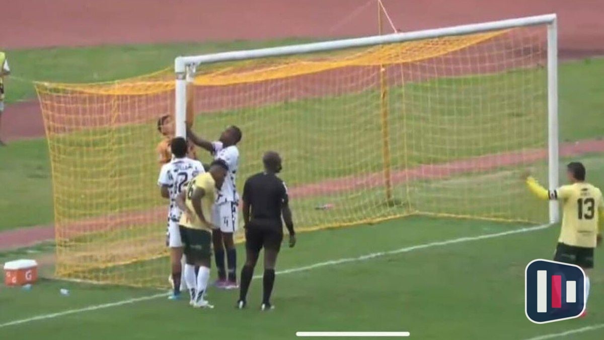 Travessão desaba na cabeça de goleiro durante pênalti na segunda divisão colombiana