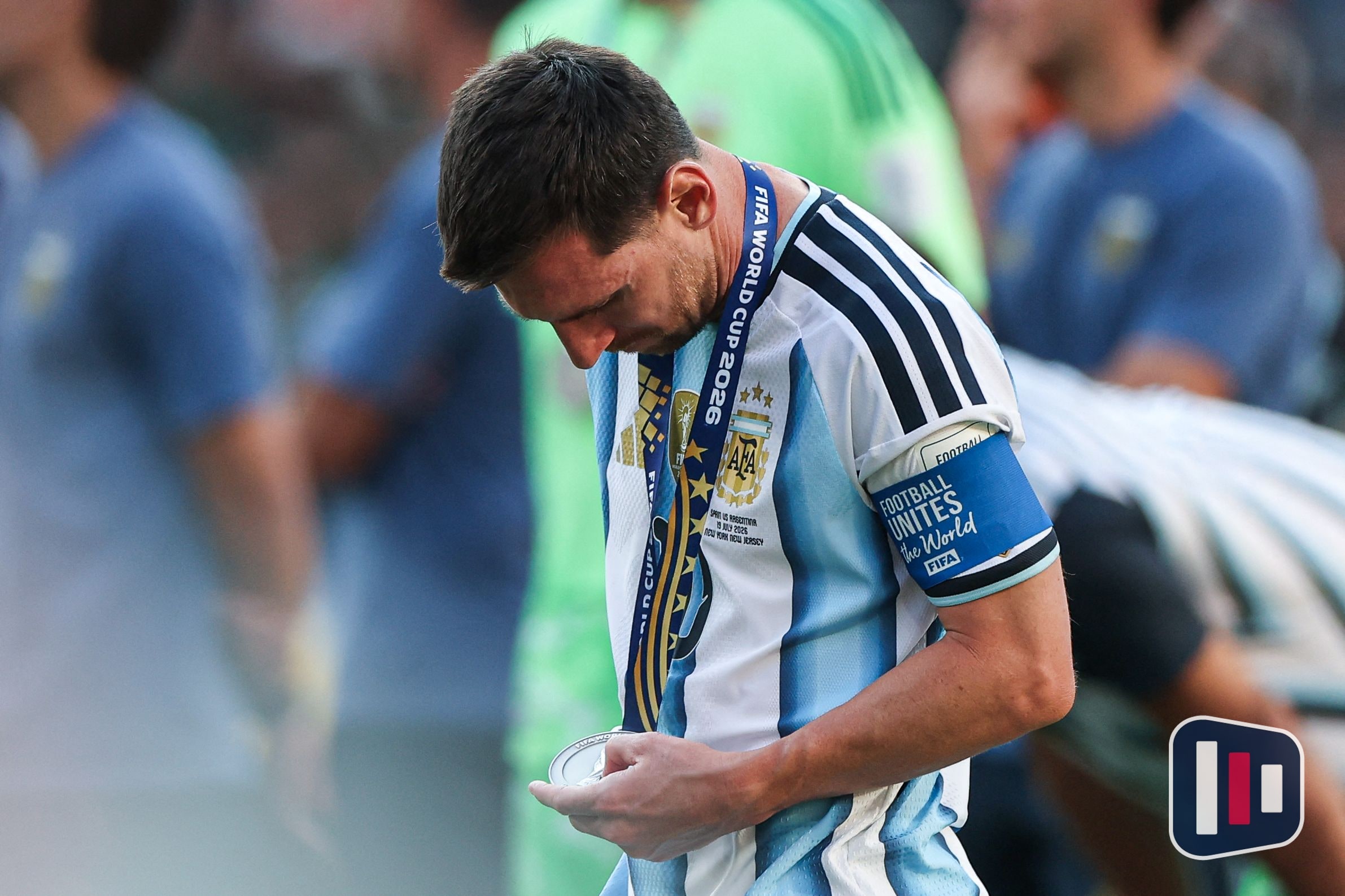 Messi retorna à Argentina após vice na Copa do Mundo e pausa em família