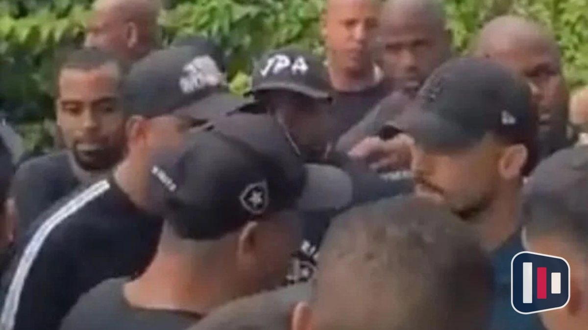 Telles encara protesto de torcida organizada e mostra força no Botafogo