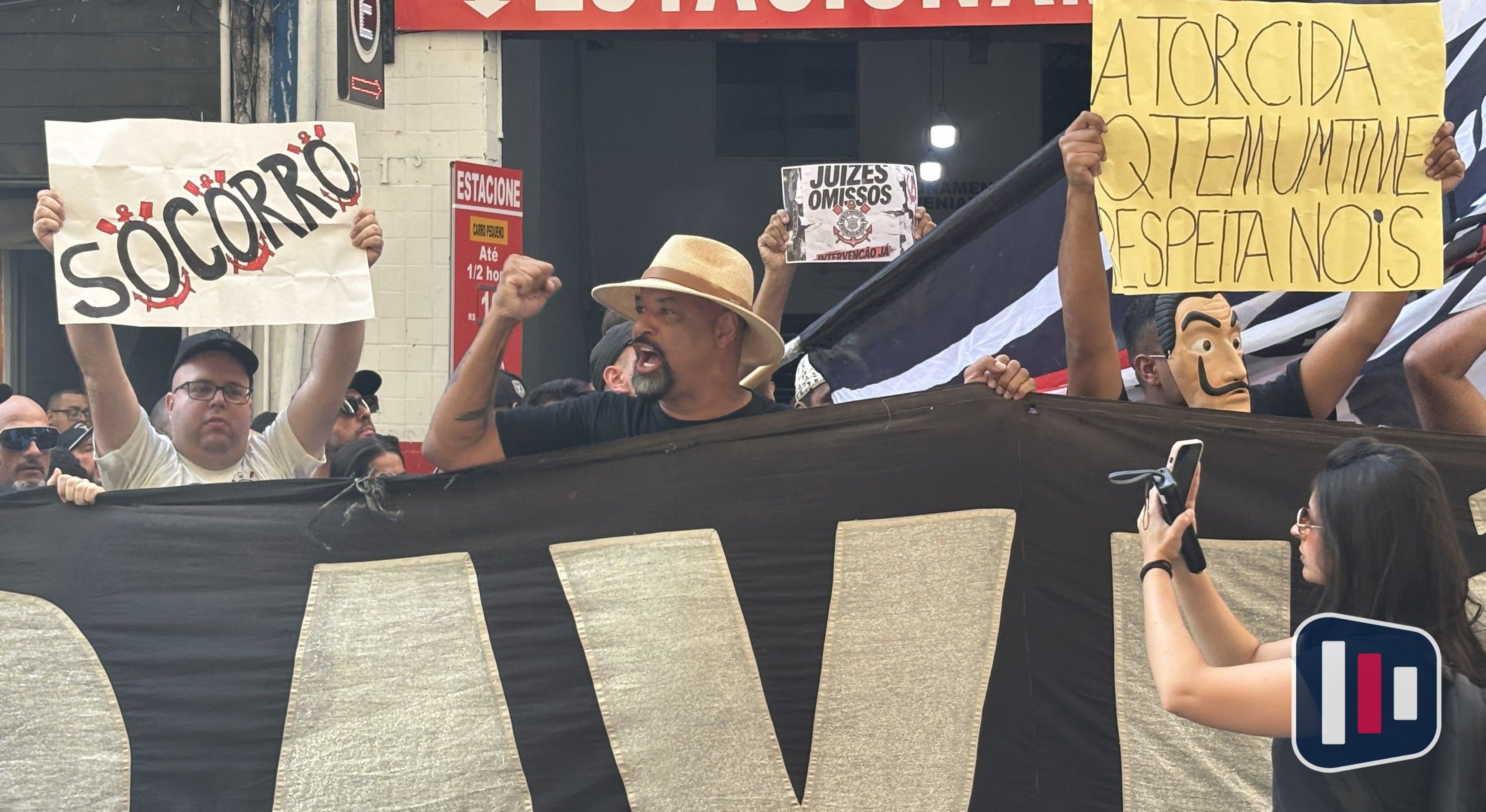 Torcida do Corinthians protesta no MP-SP e pressiona por intervenção judicial