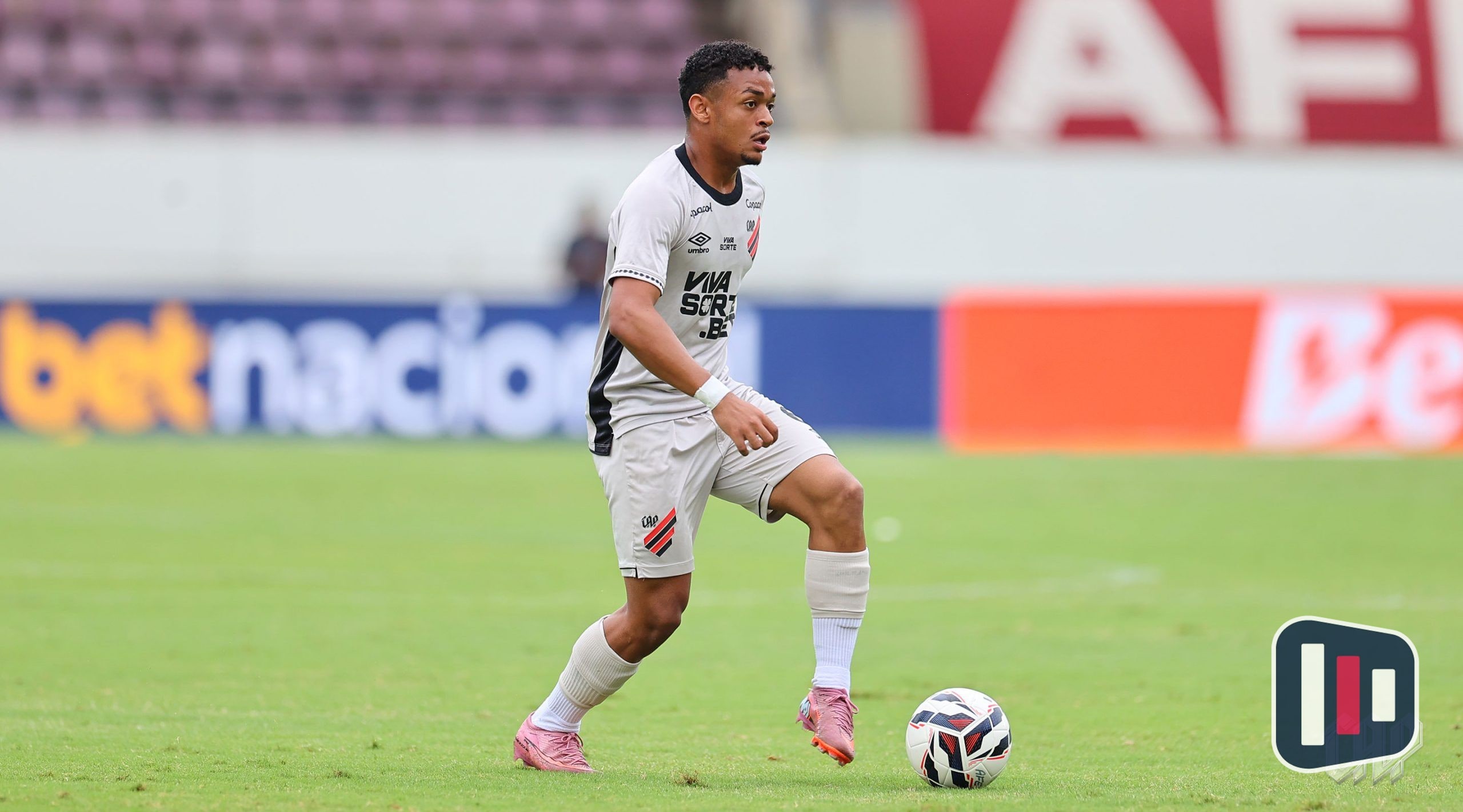 Lateral do Athletico-PR, Léo Derik, é condenado a 13 anos por estupro