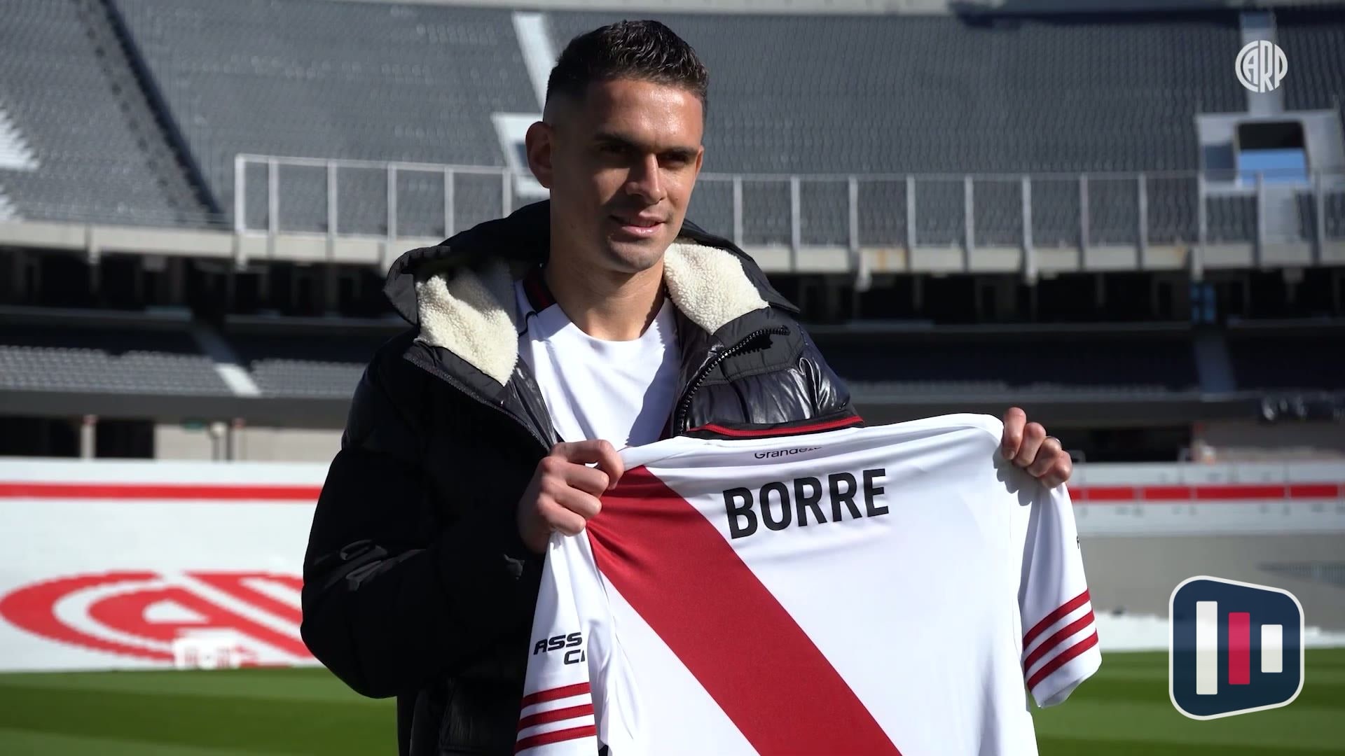 Rafa Borré retorna ao River Plate e assina novo contrato no Monumental