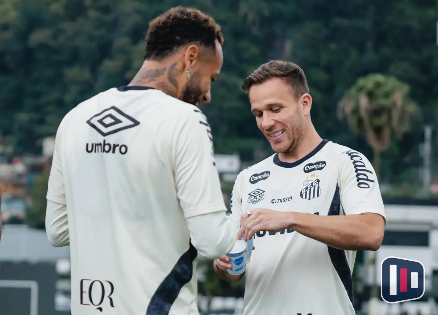 Arthur e Neymar criticam gramado da Vila Belmiro após eliminação do Santos