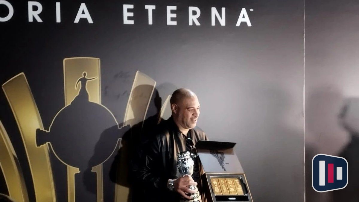 Conmebol homenageia Adriano Imperador em evento da Libertadores no Rio