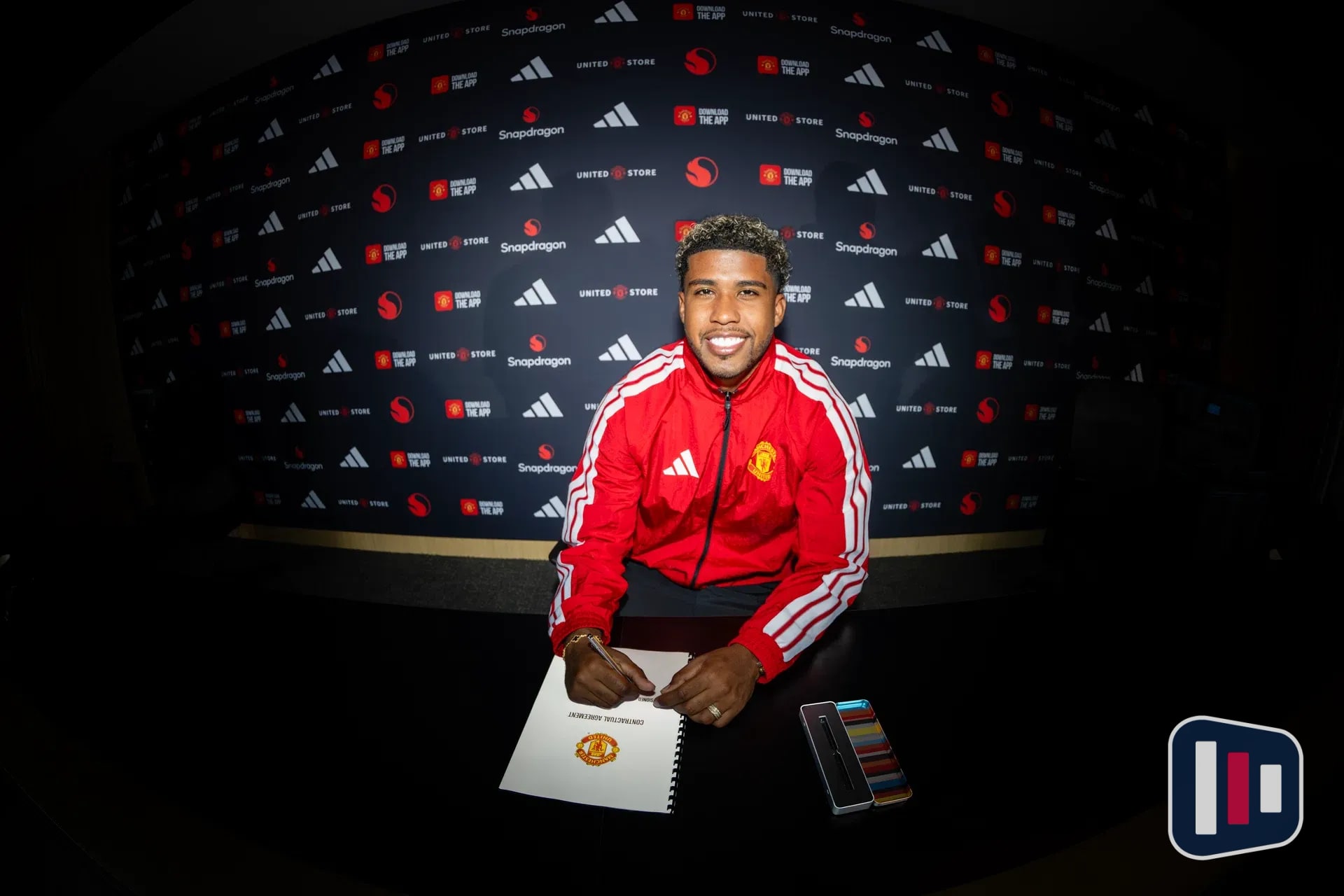 Andrey Santos é oficializado como novo reforço do Manchester United até 2031