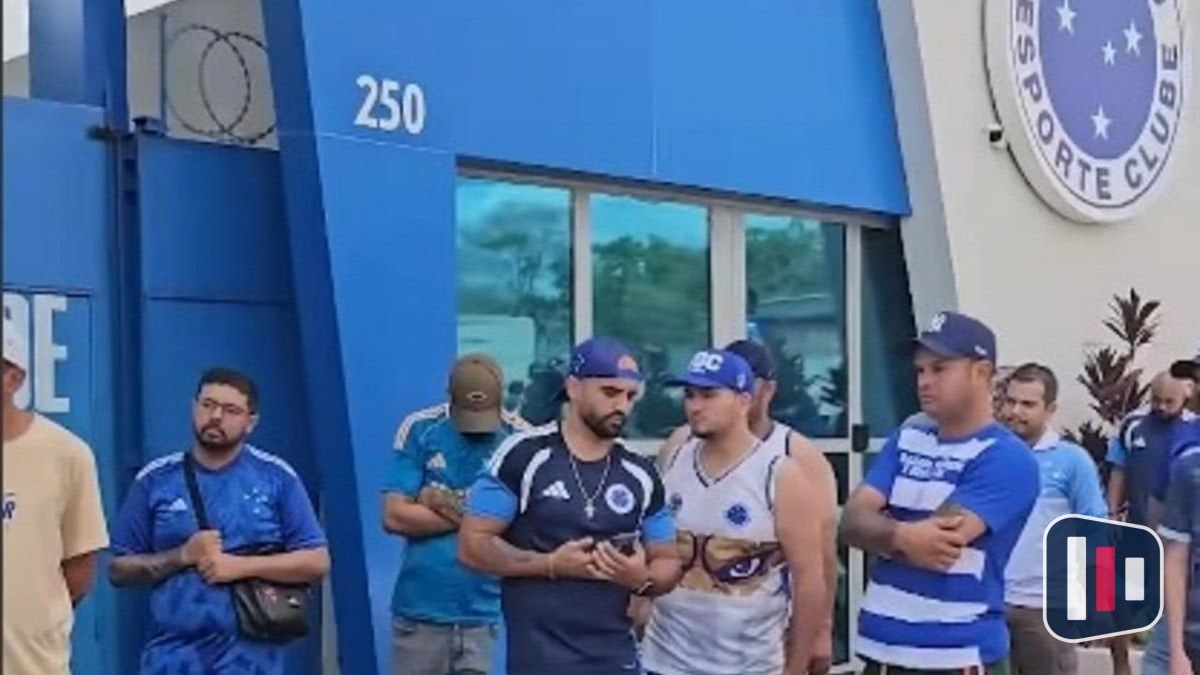 Após eliminações, torcida do Cruzeiro protesta na Toca da Raposa II