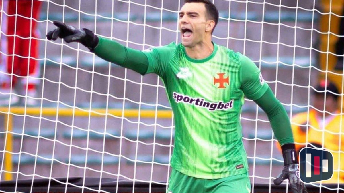 Vasco avalia troca de goleiro após falha decisiva de Léo Jardim na Sul-Americana