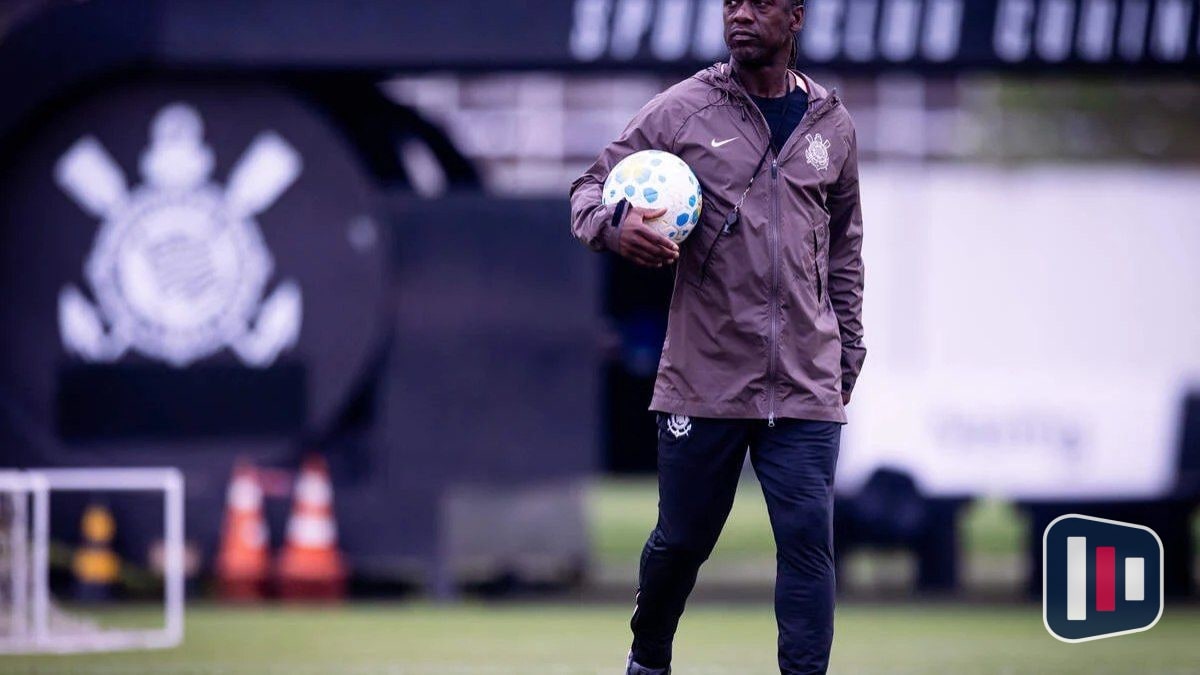 Torcedores da Gaviões da Fiel cobram elenco do Corinthians no CT Joaquim Grava