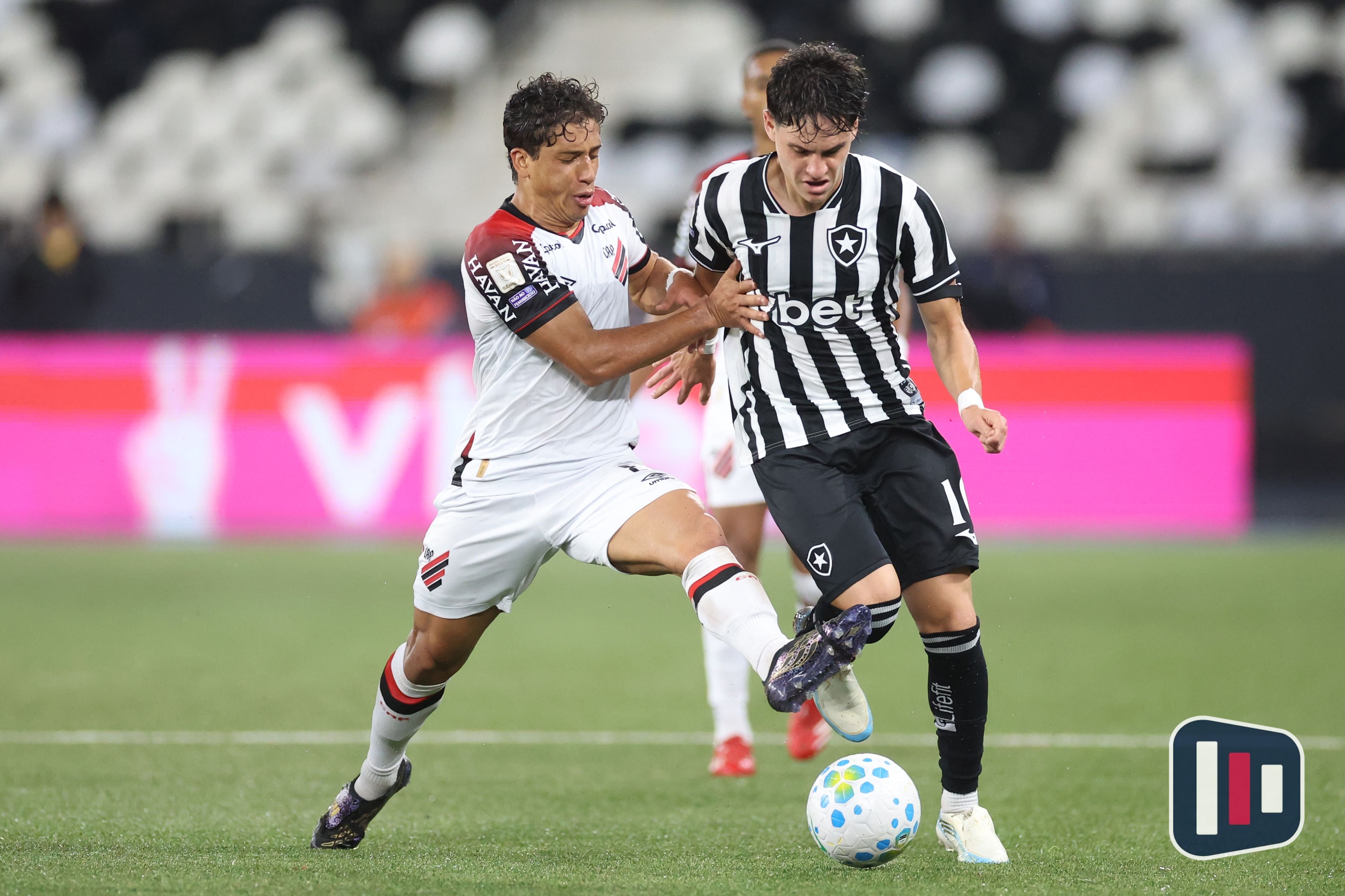 Athletico-PR vence o Botafogo fora de casa e encosta no Flamengo
