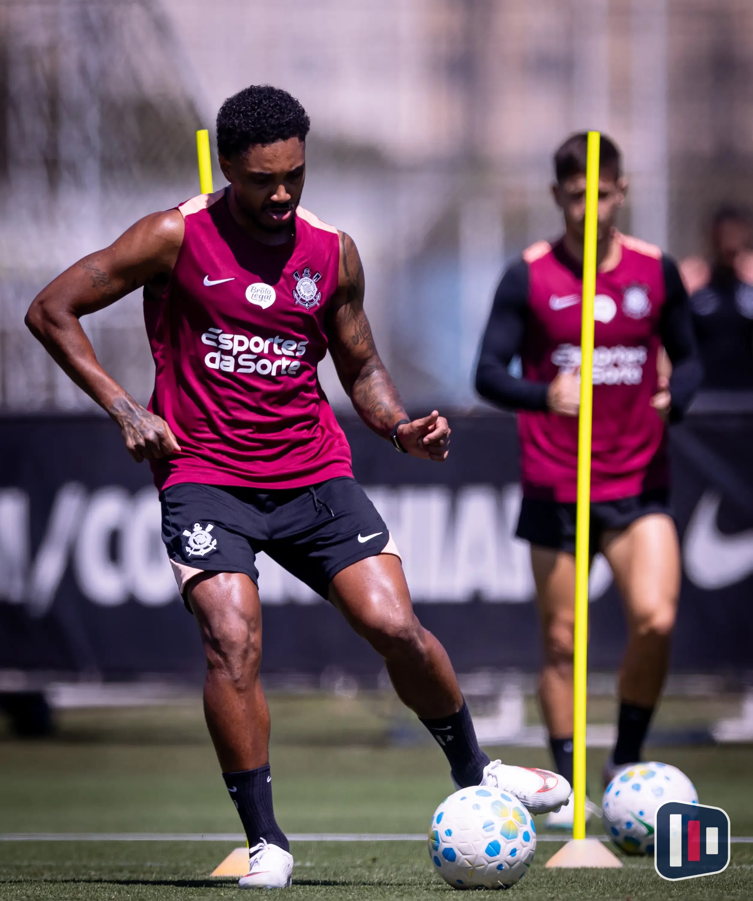 Vitinho volta aos treinos e se aproxima de retorno ao Corinthians após lesão