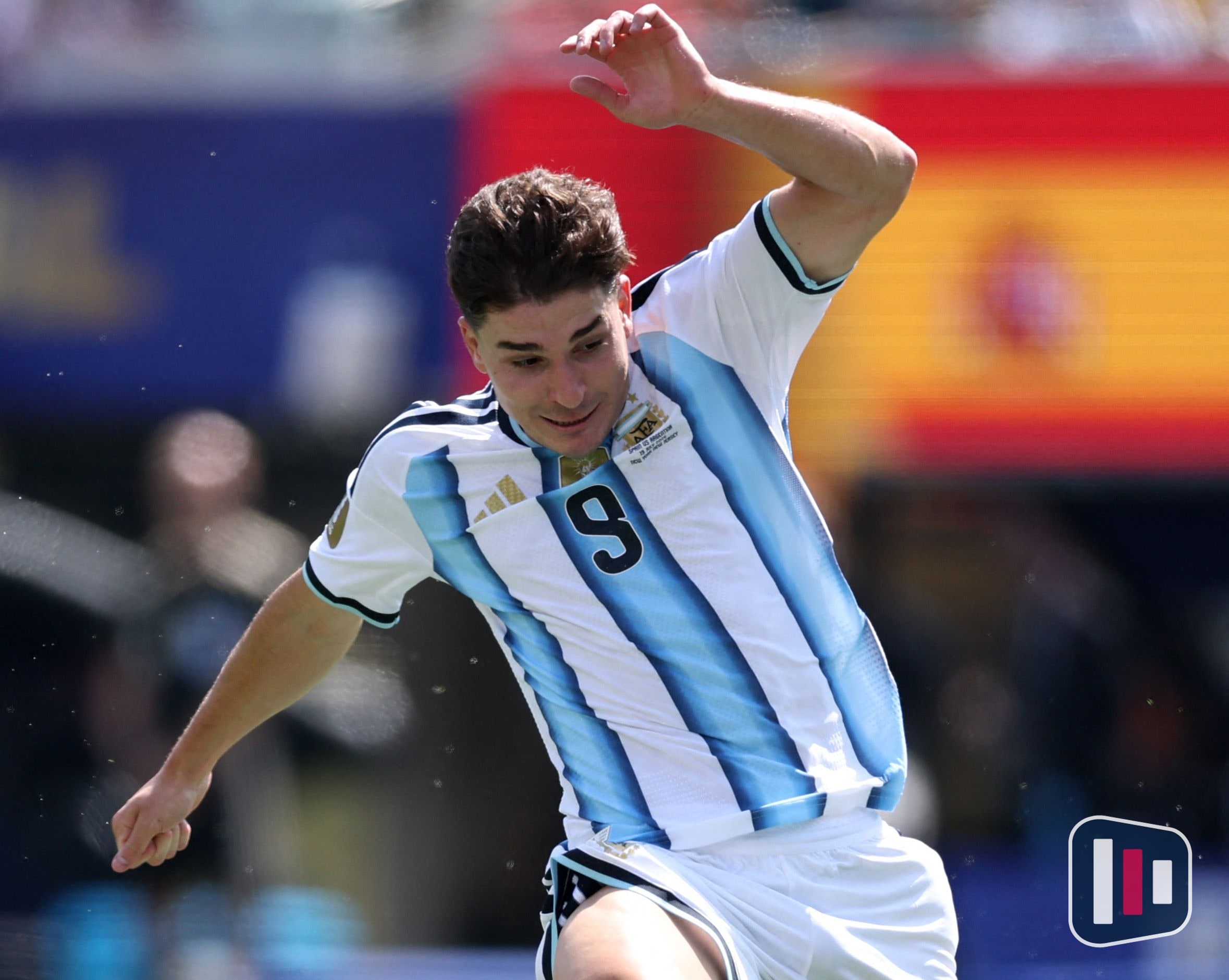 Fifa notifica Barcelona por abordagem a Julián Álvarez, do Atlético de Madrid