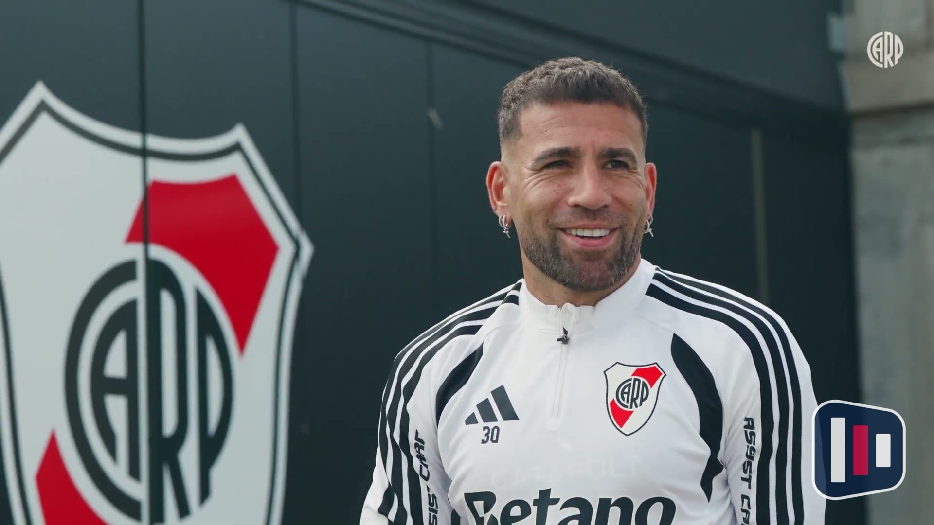 Otamendi volta aos treinos no River Plate após Copa do Mundo