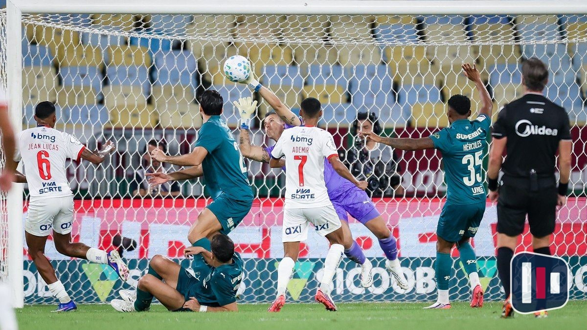 Fluminense e Bahia empatam em noite de defesas incríveis e caos no Maracanã