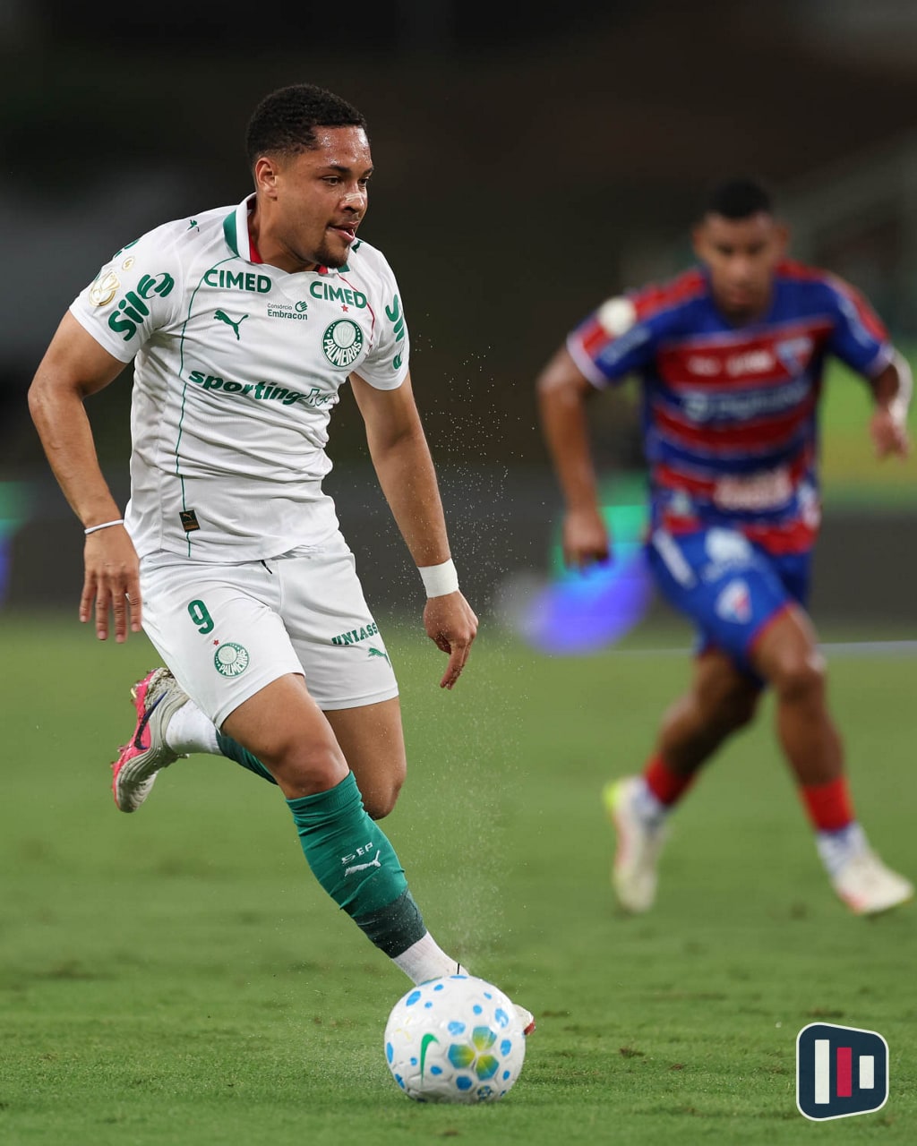 Vitor Roque intensifica disputa no ataque do Palmeiras após retorno de lesão