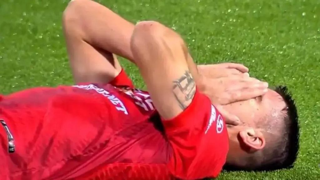 Técnico de futebol morre em campo após passar mal; VÍDEO